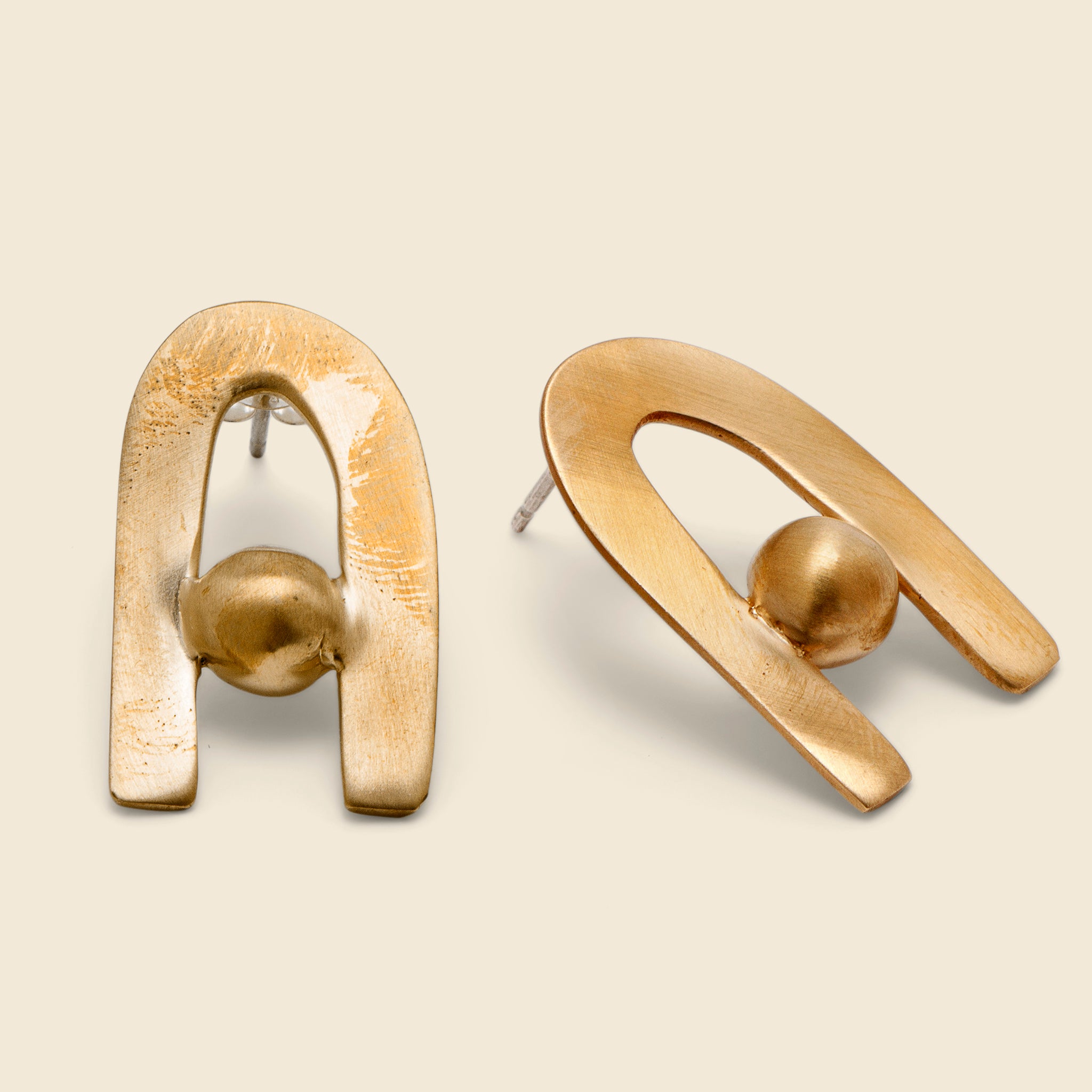 8.6.4 Design, Curve Dot Stud Earrings - Brass