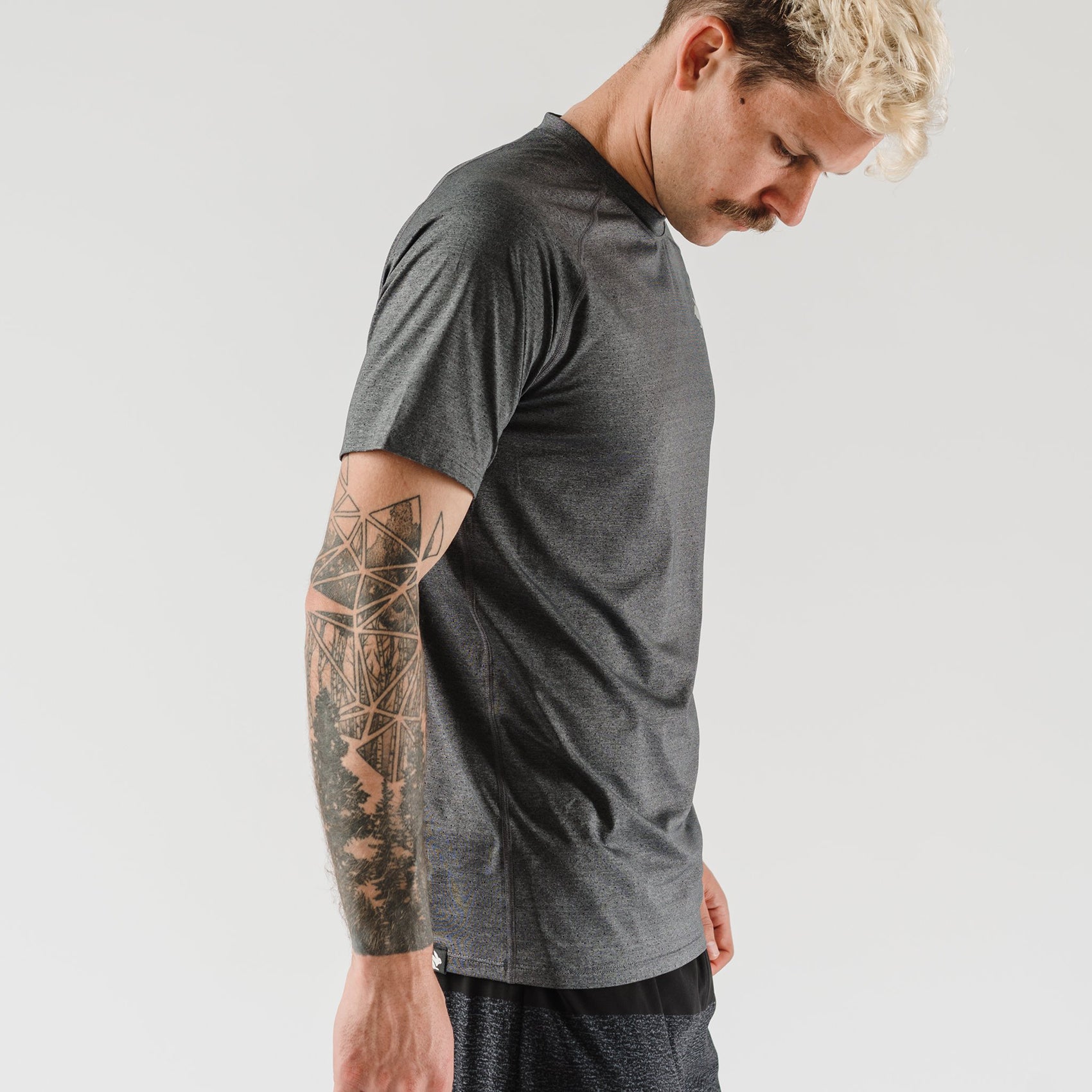 rabbit, Men's EZ Tee Perf Short Sleeve Top - Charcoal