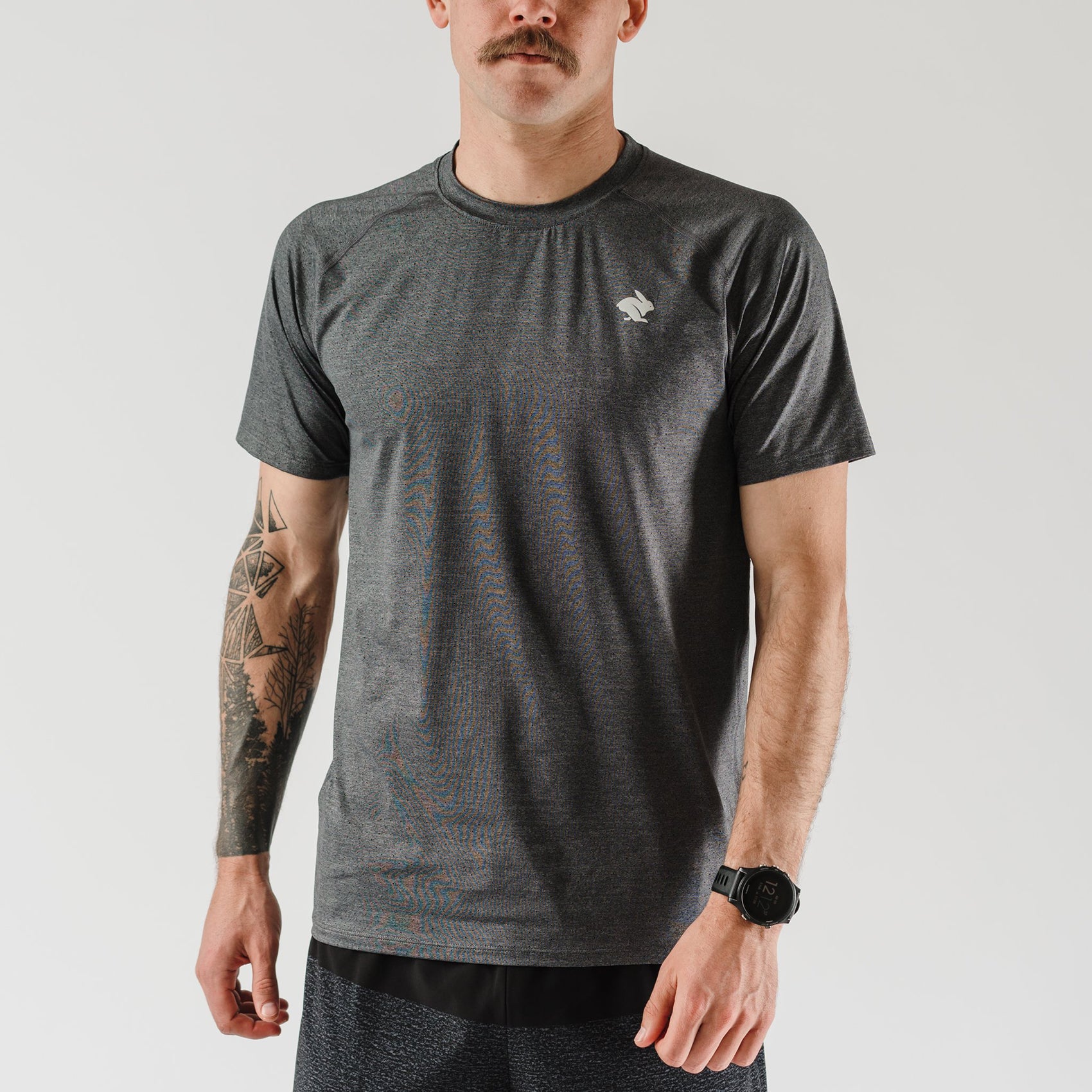 rabbit, Men's EZ Tee Perf Short Sleeve Top - Charcoal